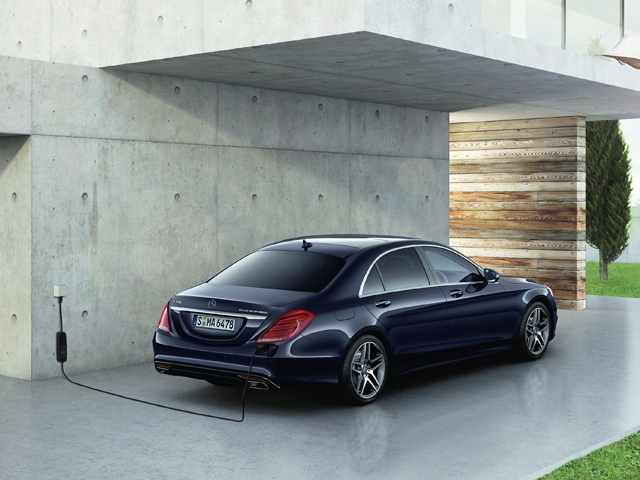 「S550 PLUG-IN HYBRID long」が搭載するリチウムイオン電池の充電時間は、AC200V電源使用時でフル充電まで約4時間。メルセデス独自の、新車購入から3年間走行距離無制限の一般保証･メンテナンス保証と24時間ツーリングサポートを無償提供する総合保証プログラム「メルセデス・ケア」が適用される。さらに、リチウムイオンバッテリーをはじめ、すべての部品に4年間の特別保証を適用し合計7年間保証する