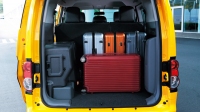 日産自動車が来年6月下旬に発売予定のワンボックスミニバン型タクシー「NV200タクシー」(写真提供:日産自動車) 日産自動車が来年6月下旬に発売予定のワンボックスミニバン型タクシー「NV200タクシー」(写真提供:日産自動車)