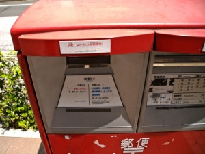日本郵便は人手不足による賃金上昇の影響を受け、人件費が前年同期から208億円増加し、1兆56億円にまで膨らんだ。純損益は386億円の赤字となり、前年同期の37億円の赤字から10倍もの損失額となった。