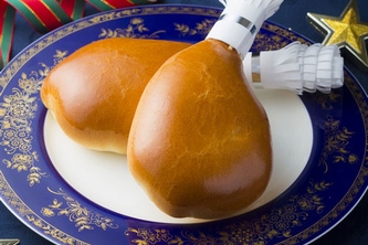 大阪新阪急ホテルでは、12月1日より「オムライスパン」と「チキンパン」を期間限定で発売する。