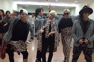 SUPER JUNIORのイトゥクが、メンバーたちの斬新すぎるファッションを公開した。