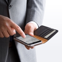 サンワプライは、カードを3枚収納できるイタリア製本革のiPhone6専用ケース『iPhone6 レザーケース(手帳型・カード収納・本革)200-SPC003シリーズ』と、iPhone6 Plus専用ケース『iPhone6 Plusレザーケース(手帳型・カード収納・本革) 200-SPC004シリーズ』を発表した。