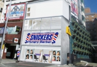 人気チョコレートバー「スニッカーズ」が、週末限定の床屋『SNICKERS Hungry Barber』を12日にオープンする。