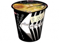 エースコックと近畿大学が1日発売した「近畿大学水産研究所監修 近大マグロ使用 中骨だしの塩ラーメン」