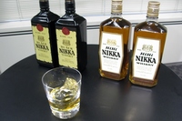アサヒグループのニッカウヰスキーは、1956年にリリースした初号「ブラックニッカ」と東京オリンピックの1964年に発売した「ハイニッカ」の復刻ボトルをリリースする