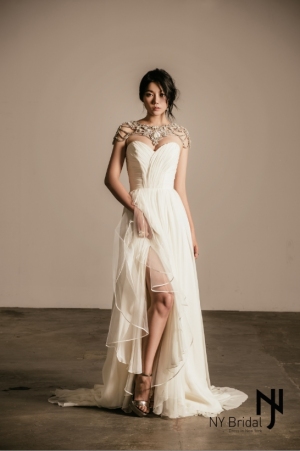 女優イ・チェヨンがウェディングドレス姿のグラビア撮影現場で、これまで以上に女性らしく美しい姿を披露した。