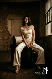 女優イ・チェヨンがウェディングドレス姿のグラビア撮影現場で、これまで以上に女性らしく美しい姿を披露した。