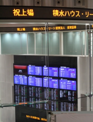 積水ハウス＜１９２８＞（東１・売買単位１００株）は２５円５０銭高の１６３９円５０銭と４営業日続伸、年初来高値を更新した。