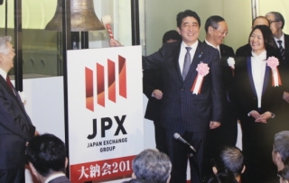 ２０１４年相場は残すところ営業日ベースで２０日間弱となっている。安倍総理が出席した昨年暮れの大納会では、２０１４年相場を「午跳ねる」と見通したが・・・。