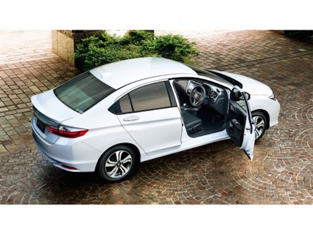 この1年、一番の売れ筋であるコンパクトカーのリコール問題で話題だったホンダから「コンパクトセダンの革新」をコンセプトにした5ナンバーサイズのハイブリッドカー「グレイス」が登場した。