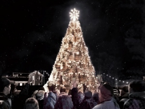 アサヒビールとブラウン･フォーマン・ビバレッジスジャパンは、テネシーウイスキー「ジャック ダニエル」のウイスキー熟成樽を積み上げて作った「Jack Daniel’s Barrel Tree(ジャックダニエル・バレルツリー)」を、12月4日から12月25日までの期間限定で、東京・港区芝公園の東京タワー正面玄関前に展示する