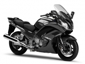 写真は「FJR1300AS」の“ダークグレーメタリックN(ダークグレー)”。モノクロに見えるが、もちろんカラー写真だ。現行カラーのベリーダークオレンジメタリック(ブラウン)も販売している。 写真は「FJR1300AS」の“ダークグレーメタリックN(ダークグレー)”。モノクロに見えるが、もちろんカラー写真だ。現行カラーのベリーダークオレンジメタリック(ブラウン)も販売している。