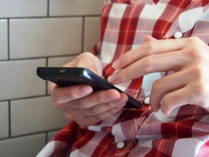 2年ほど前から問題となっている「歩きスマホ」。スマートフォンの画面に夢中になって歩くうち、視野が狭くなり、転んでケガをする、痴漢にあうなどの被害が報告されている。