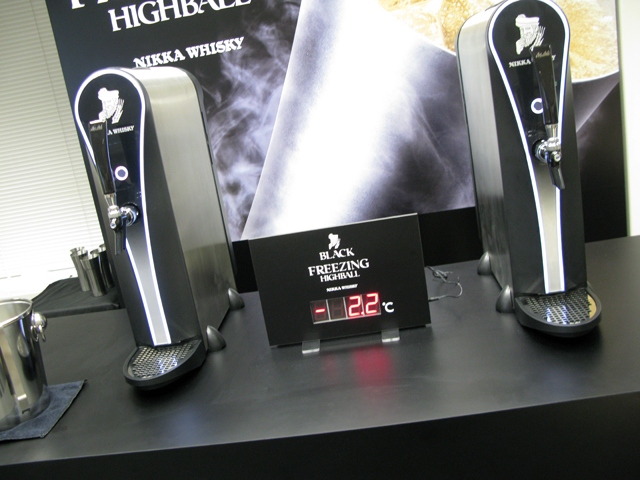 新たに開発したディスペンサーで提供する「ブラックニッカ・フリージングハイボール」は、同社の料飲店向け氷点下生ビール「スーパードライ・エクストラコールド」で培った技術を活用した。新型ディスペンサーは「ブラックニッカ」をイメージした黒に“キング・オブ・ブレンダーズ”を配したシャープなデザイン 新たに開発したディスペンサーで提供する「ブラックニッカ・フリージングハイボール」は、同社の料飲店向け氷点下生ビール「スーパードライ・エクストラコールド」で培った技術を活用した。新型ディスペンサーは「ブラックニッカ」をイメージした黒に“キング・オブ・ブレンダーズ”を配したシャープなデザイン