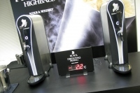 新たに開発したディスペンサーで提供する「ブラックニッカ・フリージングハイボール」は、同社の料飲店向け氷点下生ビール｢スーパードライ・エクストラコールド｣で培った技術を活用した。新型ディスペンサーは「ブラックニッカ」をイメージした黒に“キング・オブ・ブレンダーズ”を配したシャープなデザイン