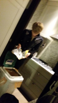 JYJのジェジュンがチャン・グンソクと一緒にハニーバターチップを試食した。写真：ジェジュンのツイッターより