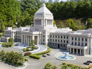 衆議院選挙の投票日が12月14日と迫ってきた。関心度や投票率の低さも懸念されているが、そこには思うように広まらないネット選挙の現状も影響している。各党・候補者によって、ネットやSNSを有効活用できている場合とそうでない場合の明暗も見えつつある。 衆議院選挙の投票日が12月14日と迫ってきた。関心度や投票率の低さも懸念されているが、そこには思うように広まらないネット選挙の現状も影響している。各党・候補者によって、ネットやSNSを有効活用できている場合とそうでない場合の明暗も見えつつある。