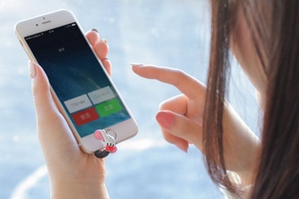 ミッキーやミニーが着信やメールをお知らせしてくれているように見えるアクセサリー『ディズニーキャラクター『PLUG APLI』スマホハンドシリーズ』