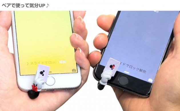 ミッキーやミニーが着信やメールをお知らせしてくれているように見えるアクセサリー『ディズニーキャラクター『PLUG APLI』スマホハンドシリーズ』