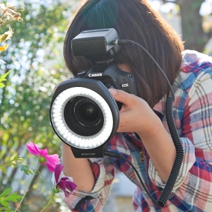 光を均等に当てカメラの影や逆光を気にすることなく撮影できるLEDリングライト『カメラLEDリングライト(マクロ・フラッシュ対応・80灯・調光・ステップアップリング付属) 200-DGAC001』 光を均等に当てカメラの影や逆光を気にすることなく撮影できるLEDリングライト『カメラLEDリングライト(マクロ・フラッシュ対応・80灯・調光・ステップアップリング付属) 200-DGAC001』