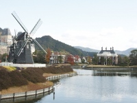 長崎県佐世保市にあるテーマパーク、ハウステンボスは12月2日、同県西海市にある旧長崎オランダ村と大村湾の無人島を利用して、新たなテーマパークを設置する構想を明らかにした。旧長崎オランダ村はハウステンボスの前身ともいえる施設で、1983年に開園された。