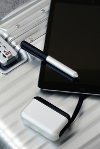 マグネット式充電ドックに設置するだけで簡単に充電できる、Lightningケーブルを内蔵した大容量モバイルバッテリー「Just Mobile TopGum」