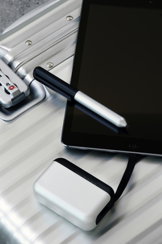 マグネット式充電ドックに設置するだけで簡単に充電できる、Lightningケーブルを内蔵した大容量モバイルバッテリー「Just Mobile TopGum」