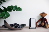 マグネット式充電ドックに設置するだけで簡単に充電できる、Lightningケーブルを内蔵した大容量モバイルバッテリー「Just Mobile TopGum」