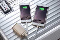 マグネット式充電ドックに設置するだけで簡単に充電できる、Lightningケーブルを内蔵した大容量モバイルバッテリー「Just Mobile TopGum」