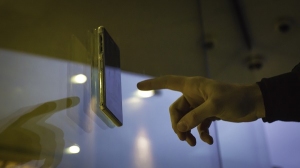 鏡・アクリルなどの平面に貼り付け、ハンズフリーでiPhone6/6Plusが使用できる吸着型ハードケース『goo.ey』(グーイ) 鏡・アクリルなどの平面に貼り付け、ハンズフリーでiPhone6/6Plusが使用できる吸着型ハードケース『goo.ey』(グーイ)