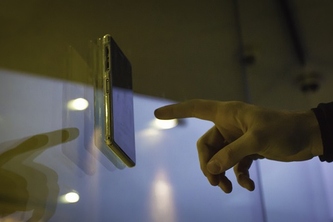 鏡・アクリルなどの平面に貼り付け、ハンズフリーでiPhone6/6Plusが使用できる吸着型ハードケース『goo.ey』(グーイ)