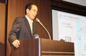 PALTEK<7587>(JQ・売買単位100株>の高橋忠仁会長は、このほど日本インタビュ新聞社主催の個人投資家向けIRセミナーで、『電子機器産業の3つの変化と対応する事業戦略』と題して講演した(写真)。場所は東洋経済新報社ホール。 PALTEK<7587>(JQ・売買単位100株>の高橋忠仁会長は、このほど日本インタビュ新聞社主催の個人投資家向けIRセミナーで、『電子機器産業の3つの変化と対応する事業戦略』と題して講演した(写真)。場所は東洋経済新報社ホール。