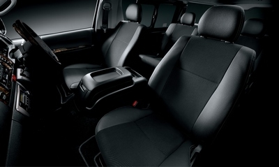 トヨタ自動車が1月6日に一部改良して発売するレジアスエース特別仕様車 
「スーパーGL“DARK PRIME” 」（2WD 3000ディーゼル）（写真提供：トヨタ自動車）