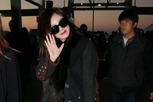 女性アイドルグループ4Minuteのヒョナが空港で見せたファッションが話題だ。写真：PROJECTFOCE