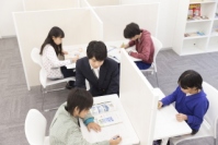 ベネッセ傘下の東京個別指導学院＜４７４５＞（東１・売買単位１００株）が、１２月１５日に開始した「クラスベネッセ」は、塾のノウハウをもとに進研ゼミの教材を用いて自学自習力を指導し、子どもたちの主体性を伸ばす新サービス。