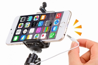 iPhoneカメラでの撮影の際に人と風景がバランス良く撮影できる自撮りスティック『セルカ棒(自撮り棒・自分撮り一脚・iPhone6Plus/6対応・手元シャッター搭載)200-DGCAM002シリーズ』