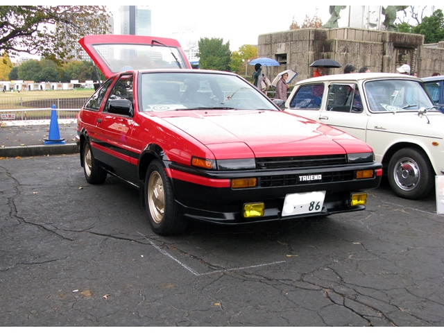「頭文字D」では“白&黒”ツートーンのAE86トレノがドリフトを決めていたが、この“赤&黒”のトレノも人気だった。写真のモデルは完全にオリジナル仕様の極めて美しい状態のトレノGTリミテッド