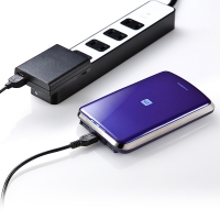 8,360mAhという大容量バッテリーと厚み17mmのスリムさが特徴のモバイルバッテリー『モバイルバッテリー700-BTL020シリーズ』