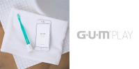ハブラシの動きを認識するアタッチメントを装着してスマートフォンと連携できるデジタルデバイス「G･U･M PLAY」（サンスターの発表資料より）