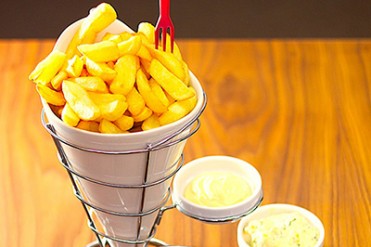本場ベルギーのフライドポテト専門店「ポムケ(POMMEKE)」東京・外苑前にオープン