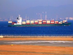 財務省は12月17日、11月の貿易統計を発表。29か月連続の貿易赤字となることが分かった。輸出額から輸入額を差し引いた貿易収支は8,919億円の赤字で、前年同月の1兆3,011億円の赤字よりも31.5%減となった。