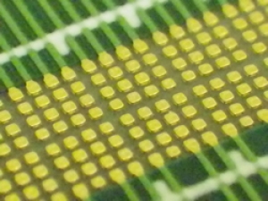 30層板厚3.5mmソケットボード0.35㎜ピッチソケット接触部拡大写真(沖プリンテッドサーキットの発表資料より) 30層板厚3.5mmソケットボード0.35㎜ピッチソケット接触部拡大写真(沖プリンテッドサーキットの発表資料より)