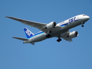 画像はANA(全日本空輸)のボーイング787機。次期政府専用機・米ボーイング「B777-300ER」にも、ANAカラーであるブルーがタラップなどに使われる予定だ。名実ともに、JAL(日本航空)からナショナルフラッグの座を奪ったANAの堅調は2015年以降も続く見通しだ。 画像はANA(全日本空輸)のボーイング787機。次期政府専用機・米ボーイング「B777-300ER」にも、ANAカラーであるブルーがタラップなどに使われる予定だ。名実ともに、JAL(日本航空)からナショナルフラッグの座を奪ったANAの堅調は2015年以降も続く見通しだ。