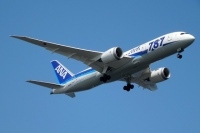 画像はANA(全日本空輸)のボーイング787機。次期政府専用機・米ボーイング「B777-300ER」にも、ANAカラーであるブルーがタラップなどに使われる予定だ。名実ともに、JAL(日本航空)からナショナルフラッグの座を奪ったANAの堅調は2015年以降も続く見通しだ。