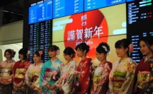 日経平均の前引けは１万７３３０円７８銭（１１９円９９銭安）、ＴＯＰＩＸは１３９７．４２ポイント（１０．０９ポイント安）、出来高概算（東証１部）は１０億３０４６万株。