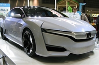 ホンダの燃料電池システムは、トヨタとはレイアウトが異なる。すべてのパワーユニットがフロントボンネット下に収まる