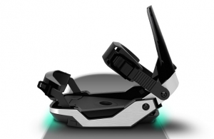 スノボに装着することで滑りを分析してスマホで確認できる「SNOW-1」