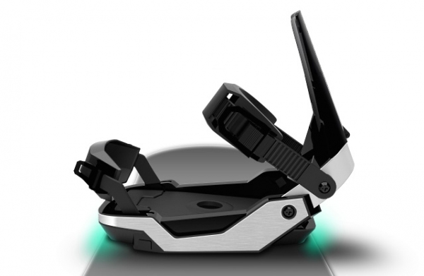 スノボに装着することで滑りを分析してスマホで確認できる「SNOW-1」