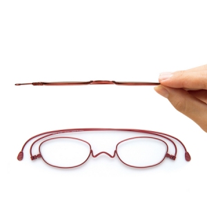 まるで栞のように本にも挟むことのできる、厚さ2mmの老眼鏡「ペーパーグラス」。