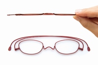 まるで栞のように本にも挟むことのできる、厚さ2mmの老眼鏡「ペーパーグラス」。